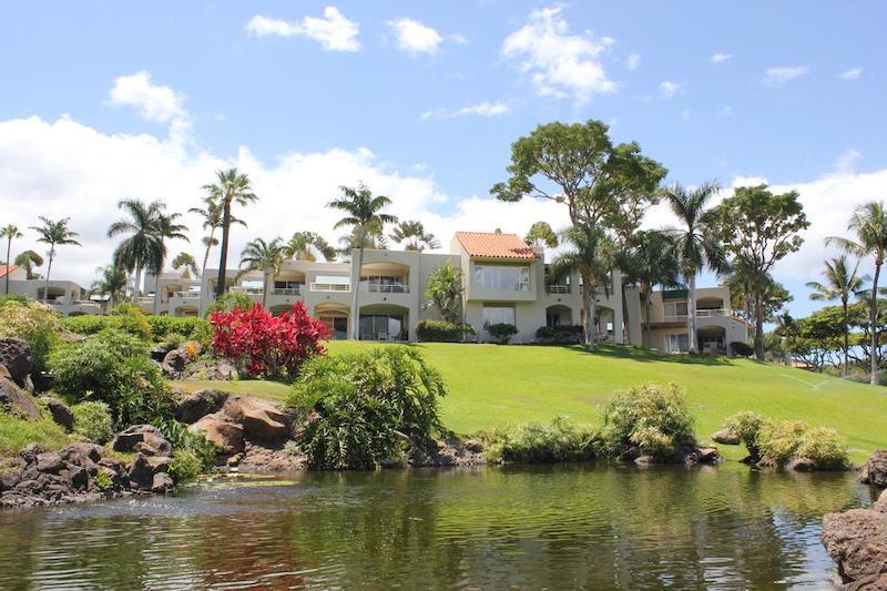 Mature landscaping overlooking the Palms at Wailea grounds