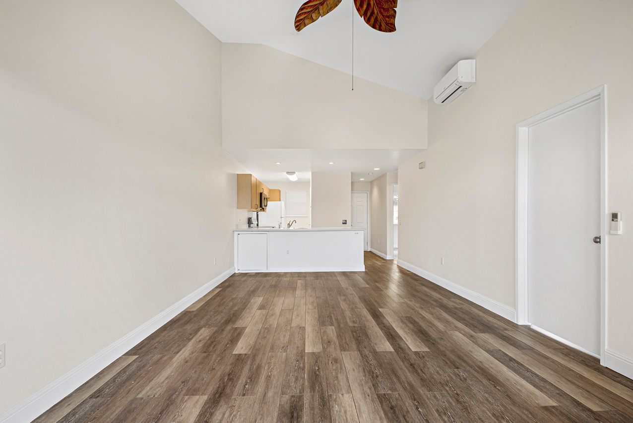 High vaulted ceilings: Living room