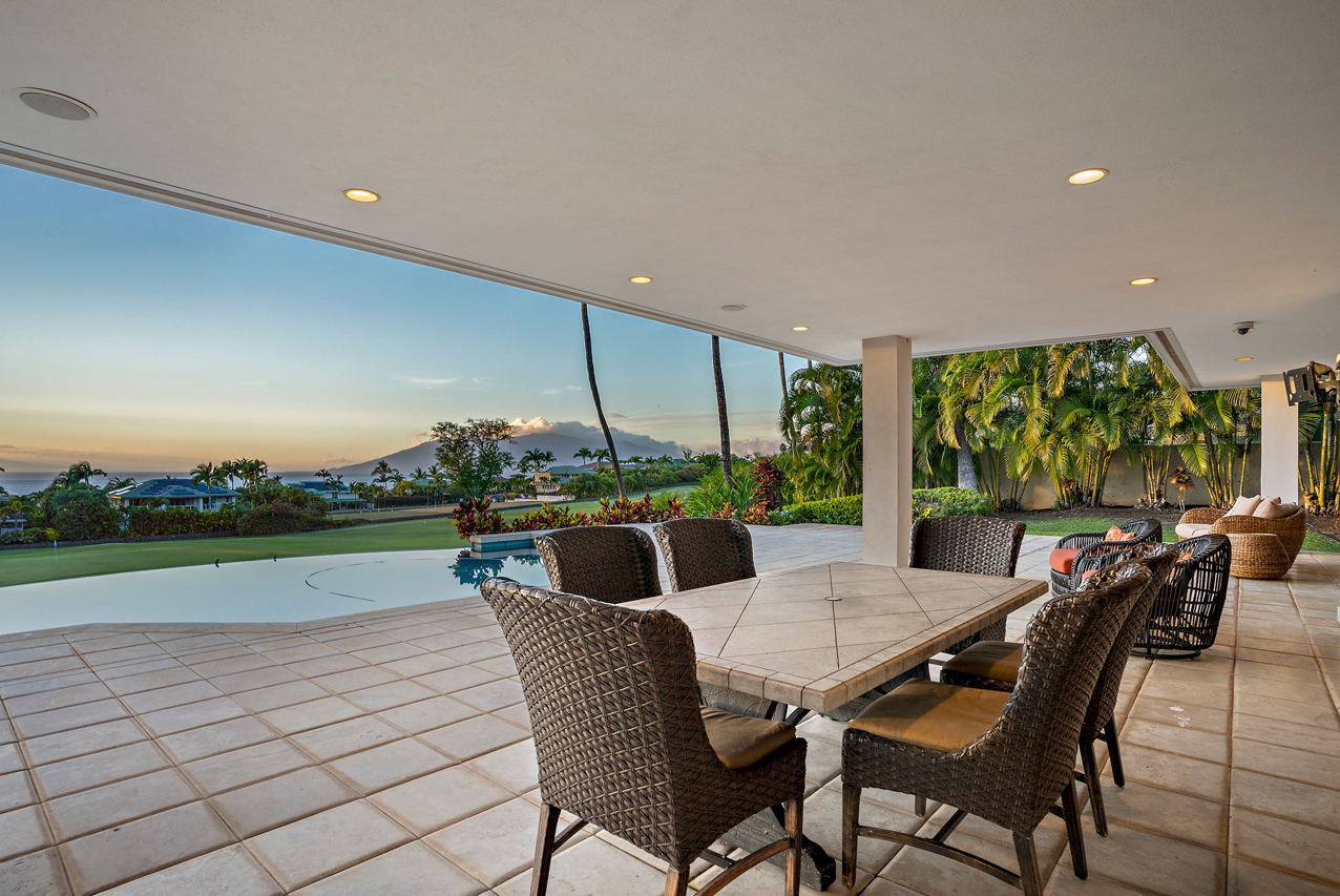 Spacious lanai for outdoor living: 