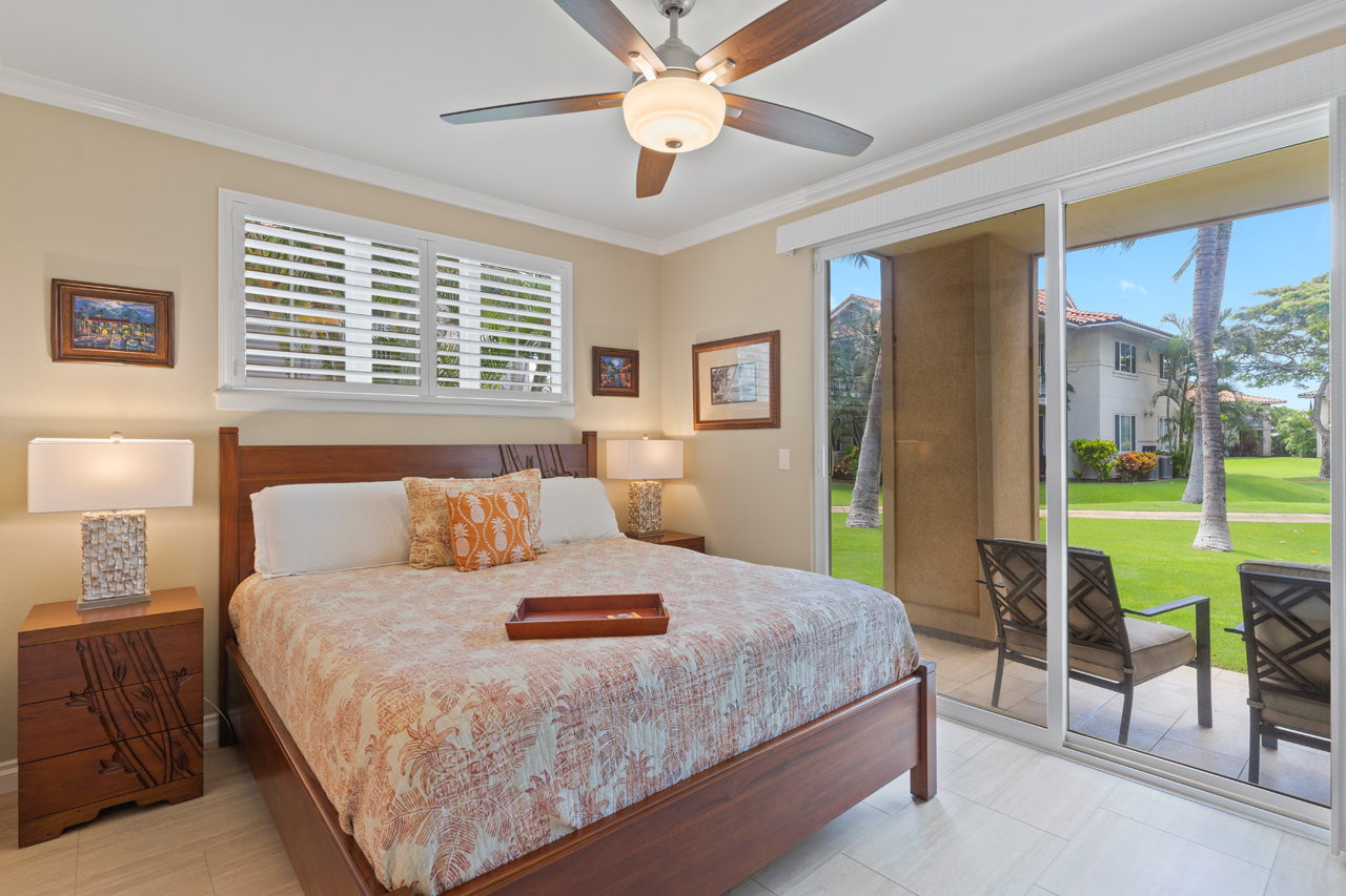 Primary Suite: Bedroom fronts the lanai