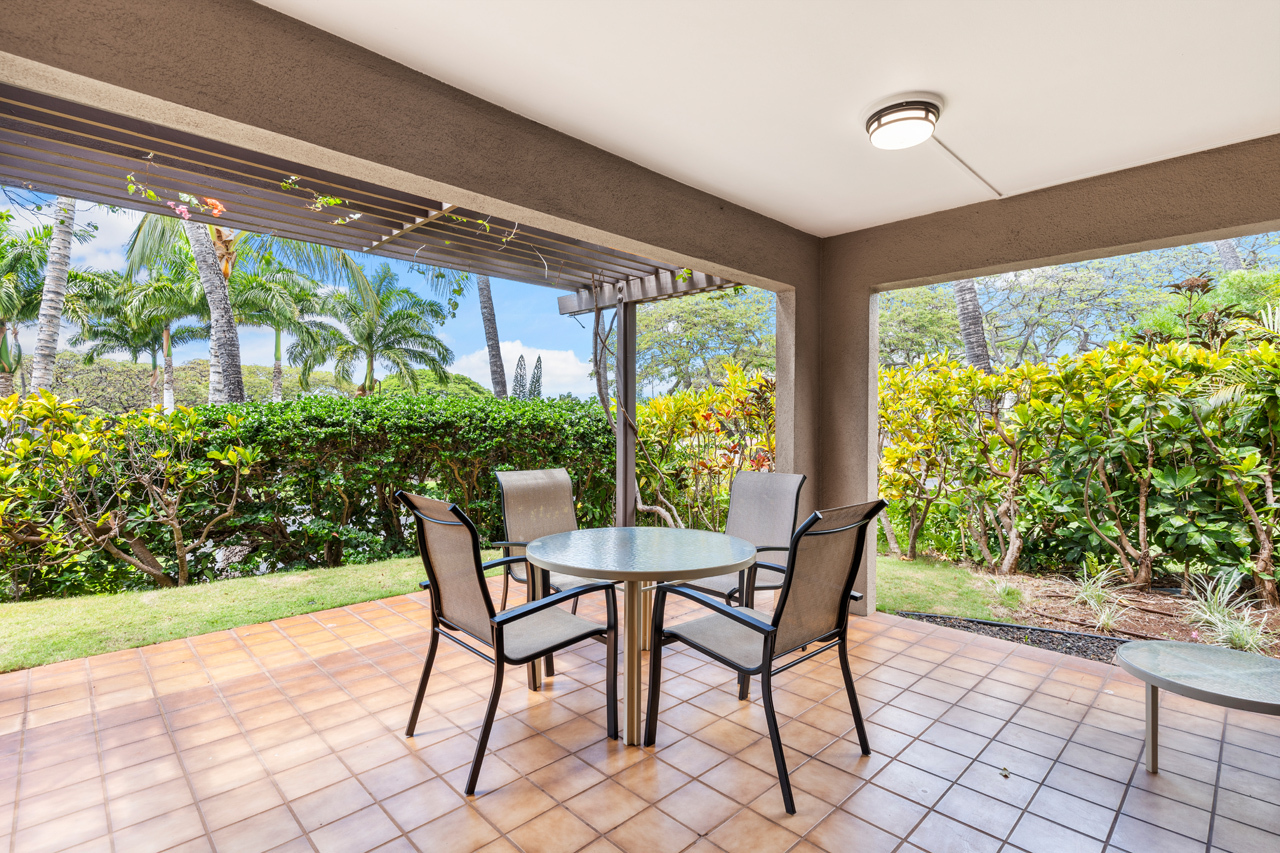 Spacious covered lanai: 