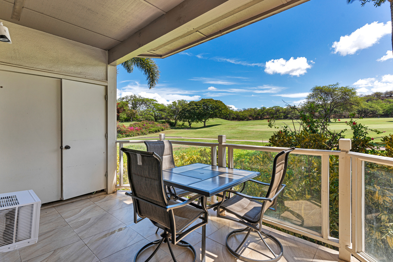 Spacious covered lanai: 