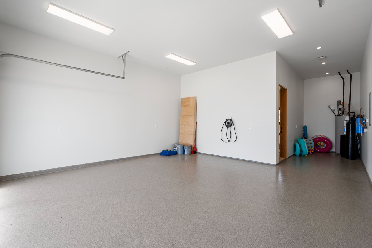 Garage & Bonus room: