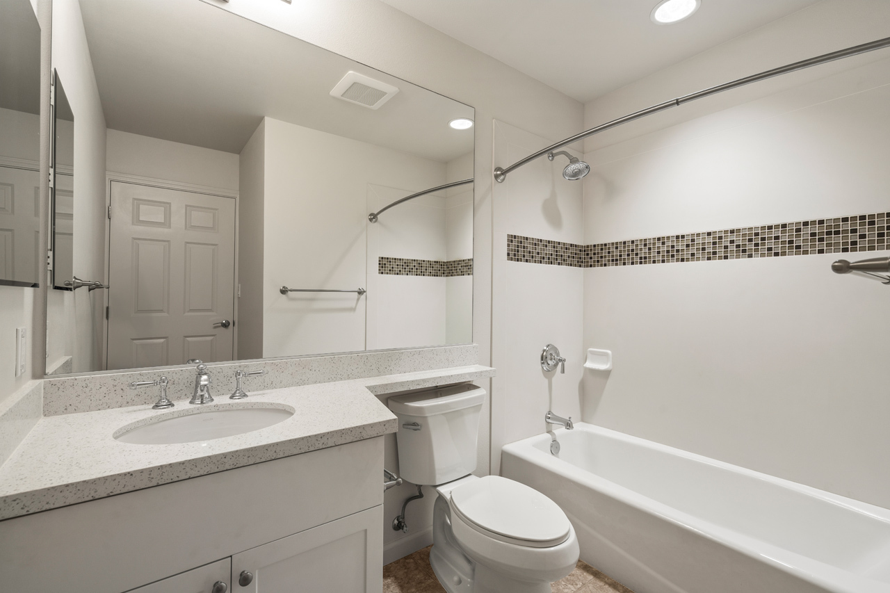Bathroom 2: 